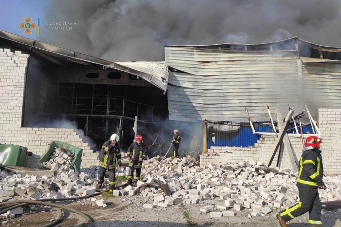 В Голосеевском районе горит склад с продуктами. Фото: ГСЧС Украины 