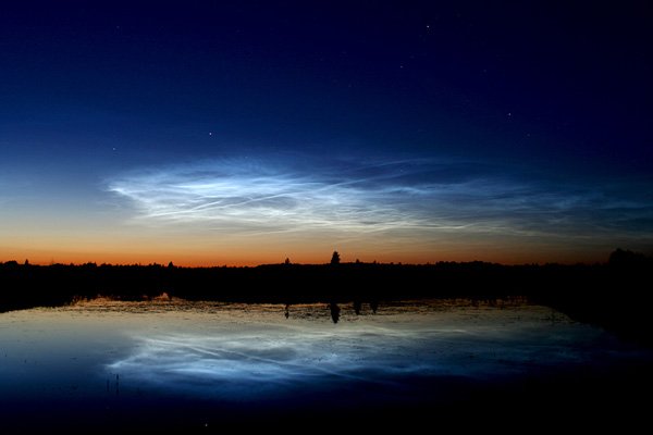 Чудеса природы: в небе над Киевской областью заметили серебристые облака
