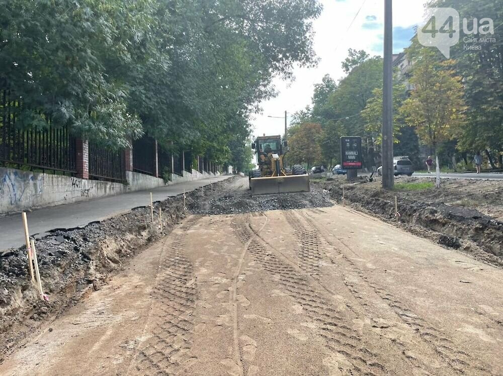 Время не ждет: на дорогах Киева активно продолжаются ремонтные работы