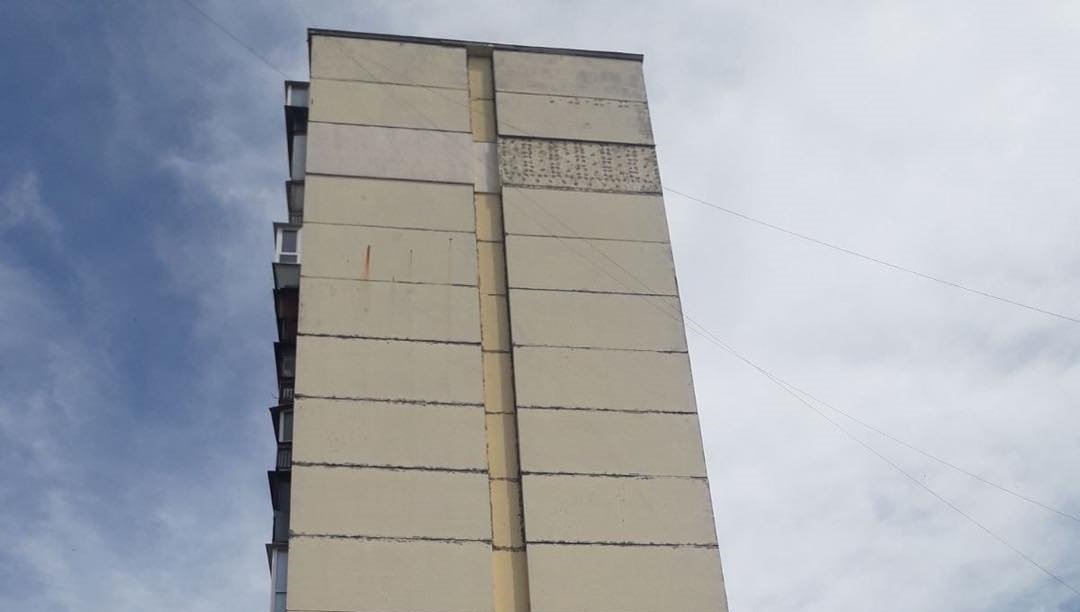 Канцелярский клей не удержал: в Киеве с многоэтажки сорвало утеплитель, - ФОТО