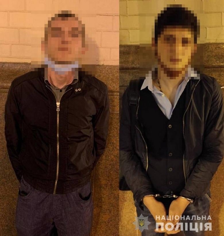 Ограбление во время ужина: в Киеве два молодых человека украли деньги у иностранца
