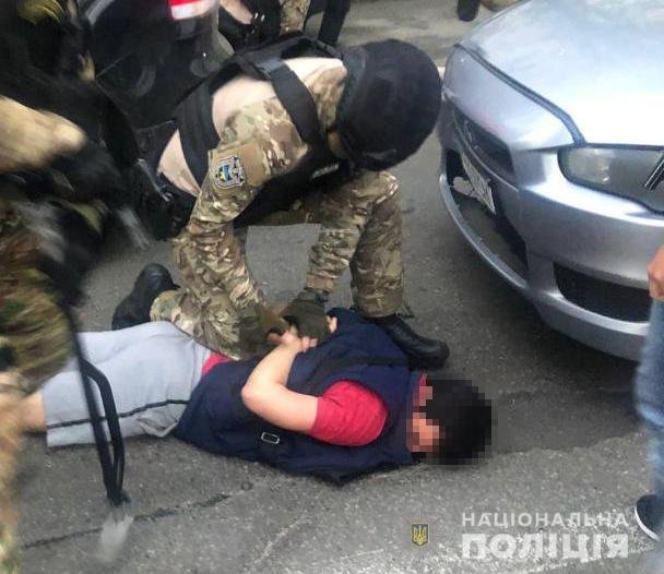 Побили за несуществующий долг: в Киеве задержали преступников, которые угрожали женщине