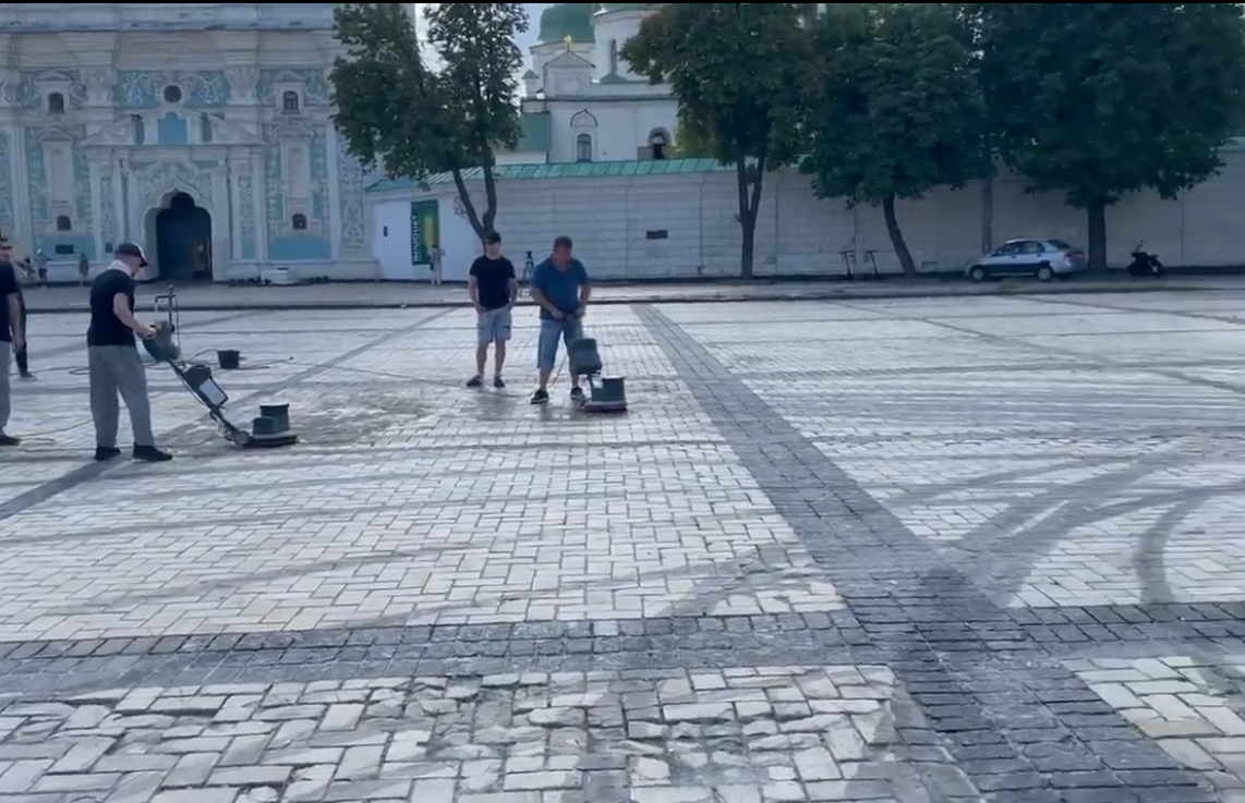 Представители Red Bull отмывают Софийскую площадь - лучше не становится: нардеп