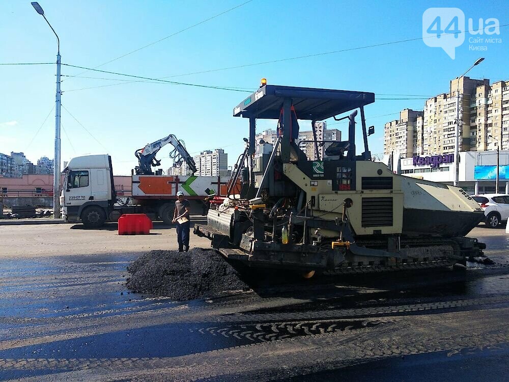 Время не ждет: на дорогах Киева активно продолжаются ремонтные работы
