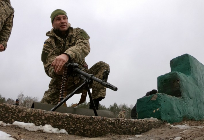 Кинул гранату и лег под танк: Кличко прошел учения по территориальной обороне фото 2