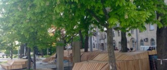 Места хватит всем: в Литовском сквере установили огромную деревянную скамейку