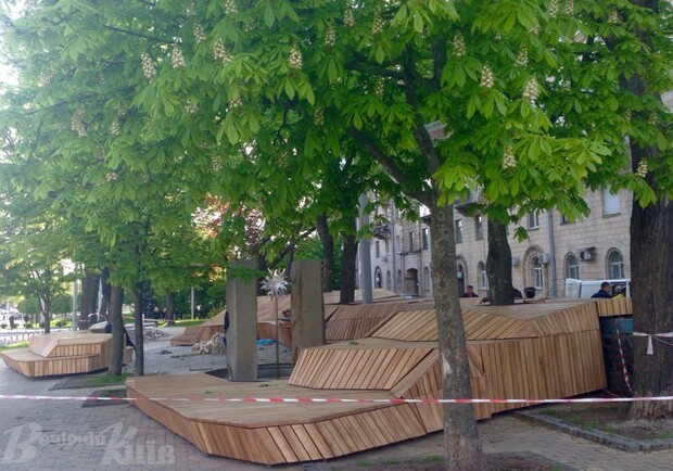 В Литовском сквере установили огромную деревянную скамейку. Фото: "Киев Вечерний"