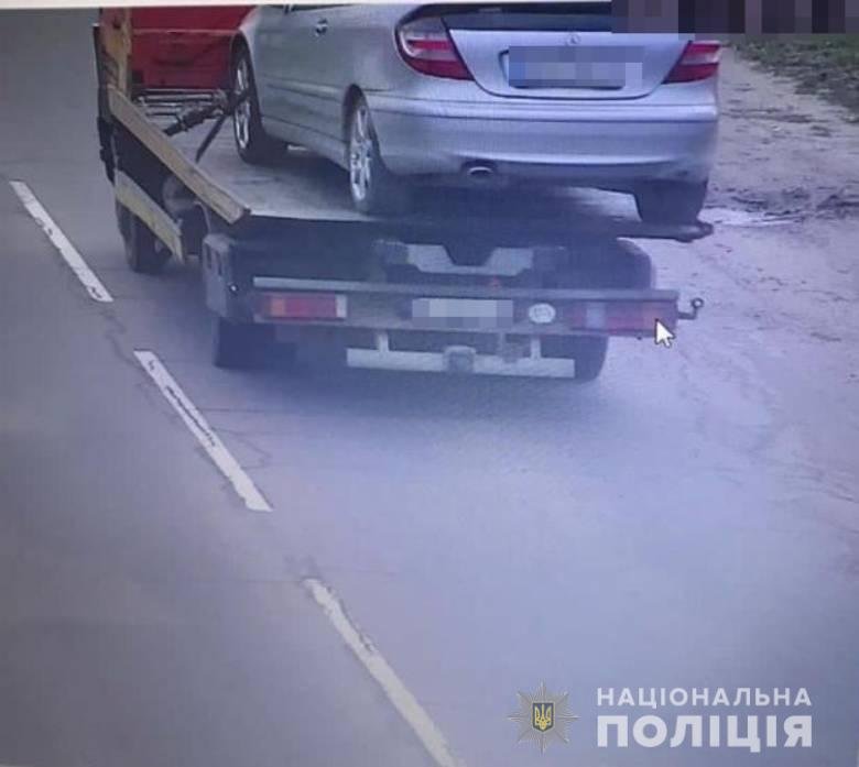 Угон эвакуатором: в Киеве женщина нашла необычный способ украсть автомобиль