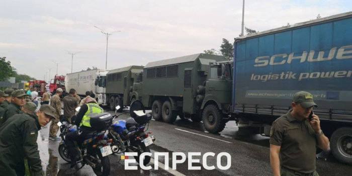 Досталось Нацгаврдии: в Киеве произошло массовое ДТП с участием пяти грузовиков фото 1