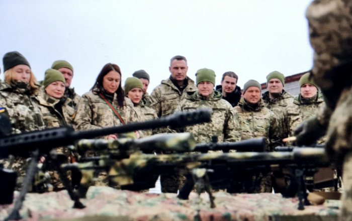 Кинул гранату и лег под танк: Кличко прошел учения по территориальной обороне фото 1