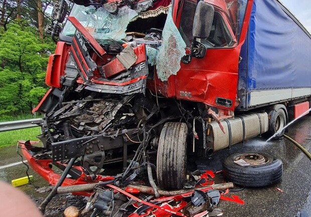 Досталось Нацгаврдии: в Киеве произошло массовое ДТП с участием пяти грузовиков - фото