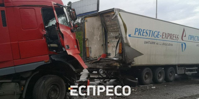 Досталось Нацгаврдии: в Киеве произошло массовое ДТП с участием пяти грузовиков фото