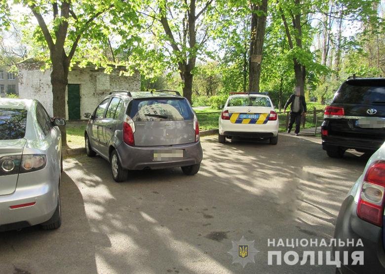 Лаяла на людей: в Киеве хозяин собаки атаковал людей из-за простого замечания