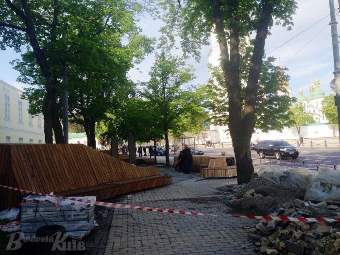 Места хватит всем: в Литовском сквере установили огромную деревянную скамейку фото