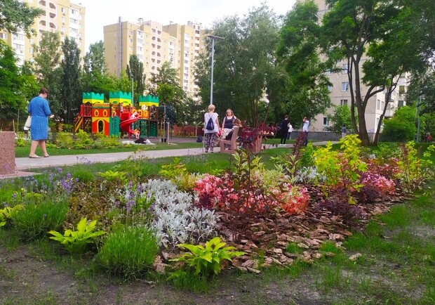 На Шулявке районе отремонтировали сквер. Фото: "Киевзеленбуд"