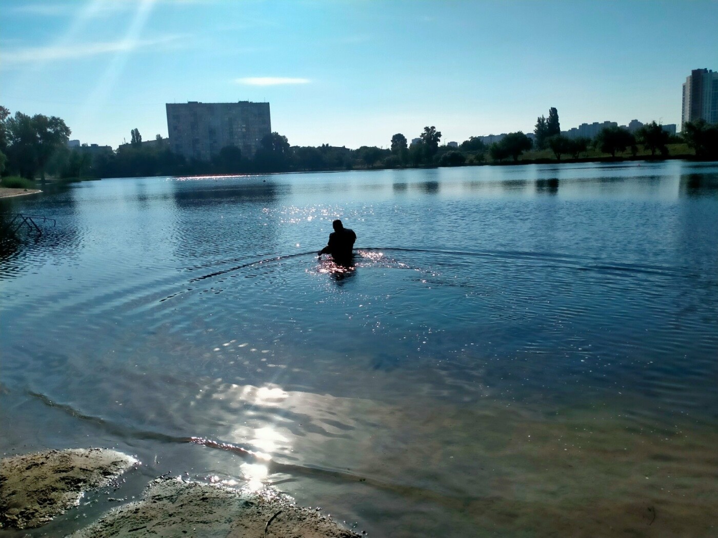 Начало купального сезона: в Киеве на озере нашли тело женщины