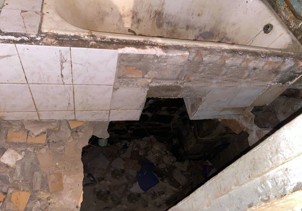 Житель квартиры упал в подвал и сломал ногу после обвала пола в ванной. Фото: dtp.kiev.ua.