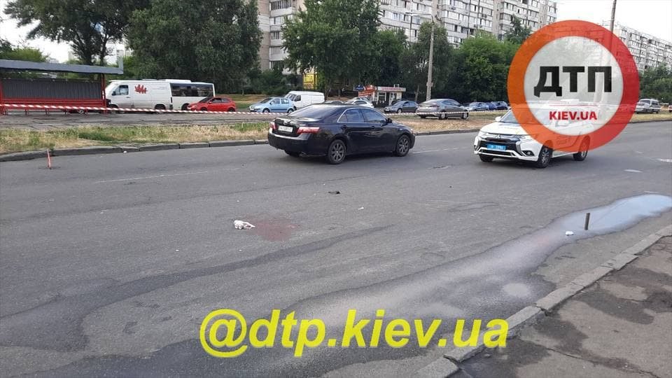 В Киеве автомобиль наехал на пешеходов. Пострадали женщина с ребёнком, - ФОТО