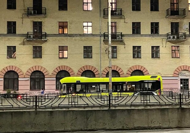 В Киеве заметили новые автобусы для перевозки горожан. Фото: Facebook, Олег Васильев