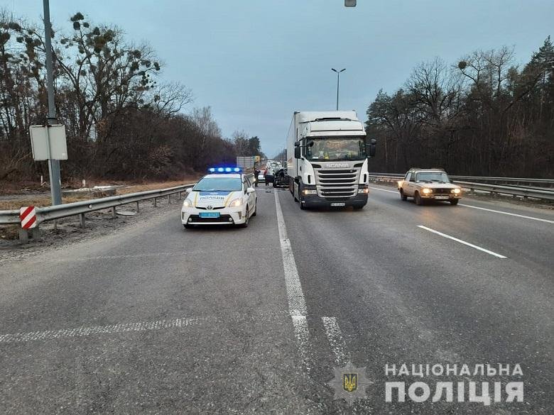 В Святошинском районе Киева в результате столкновения Volvo и Krone погиб водитель