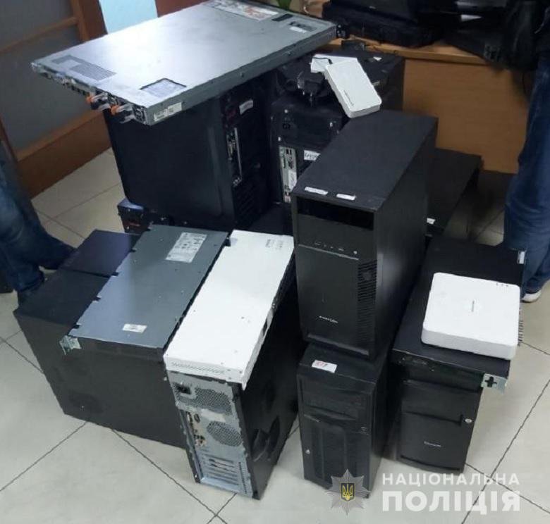 В Киеве полицейские задержали групу мошенников, которые по телефону угрожали людям