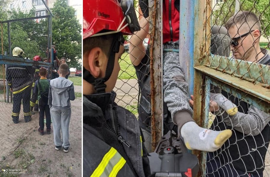 Спасатели в Киеве вытащили застрявшего в решетке ребенка, - ФОТО