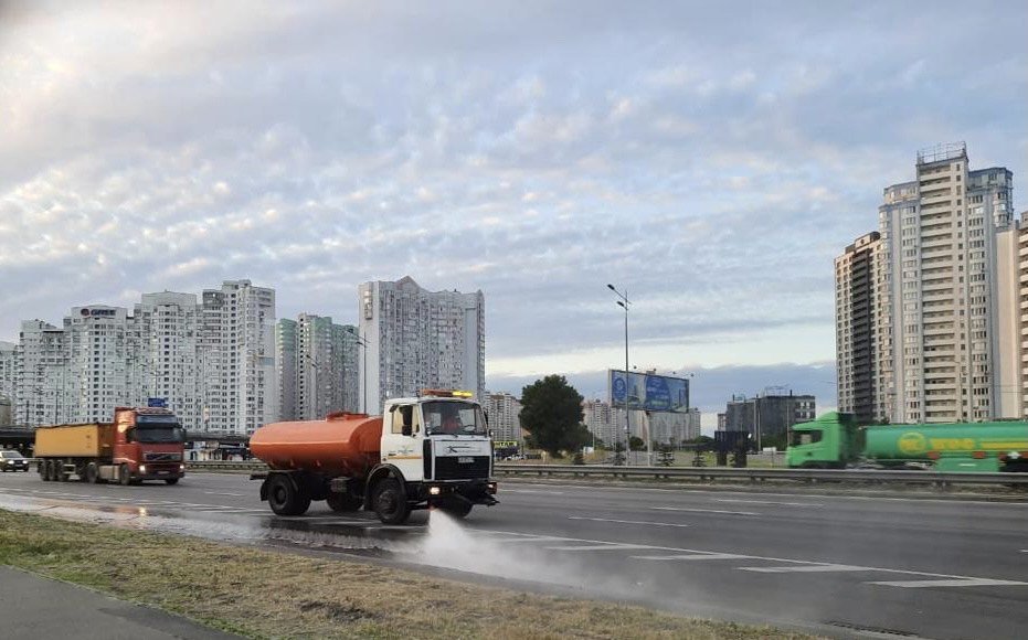 Спасают город от жары: по улицам Киева ездят поливные машины, - ФОТО