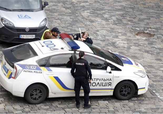 Полицейские вскрыли служебную машину линейкой. Фото: Ян Доброносов, Телеграф