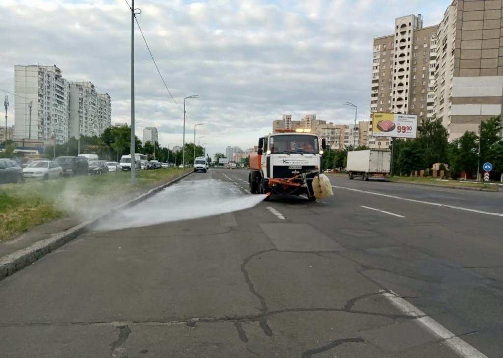 Спасают город от жары: по улицам Киева ездят поливные машины, - ФОТО