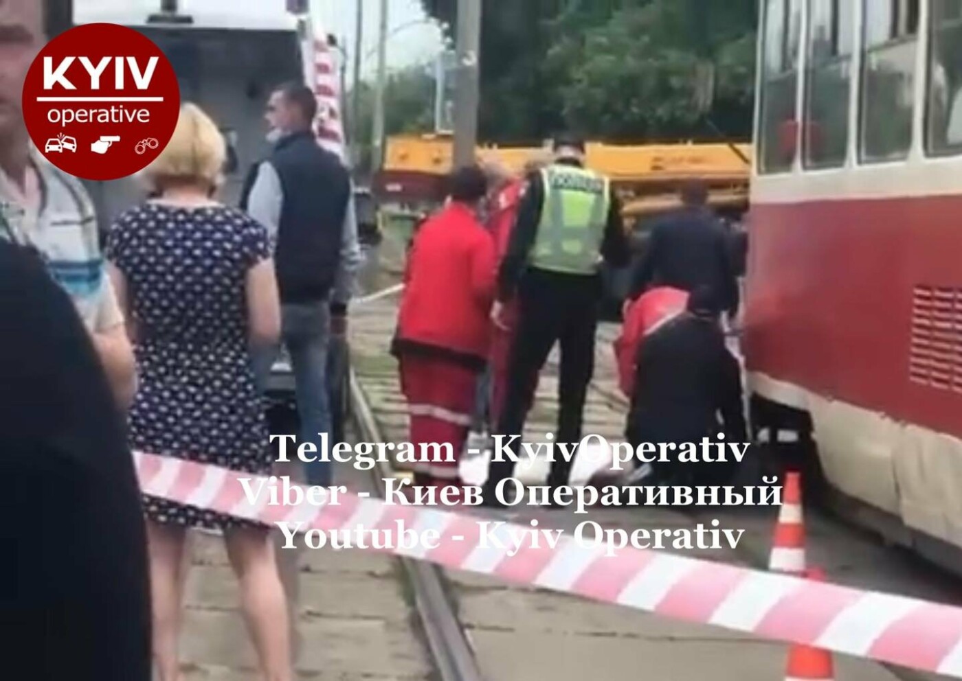Девушка в Киеве попала под трамвай. Пострадавшую госпитализировали, - ВИДЕО