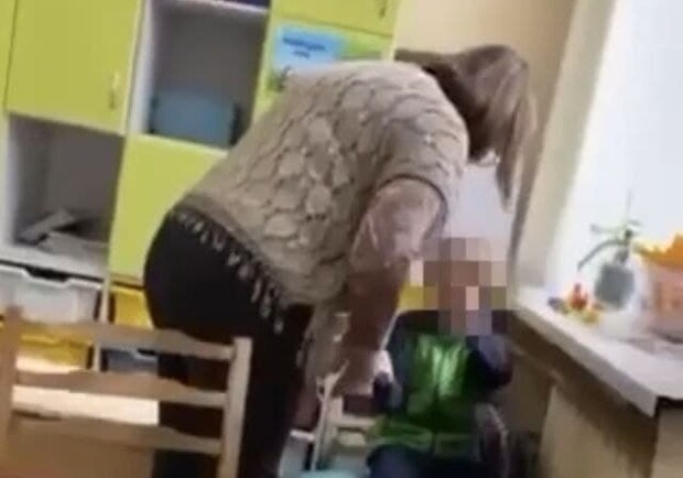 В Киеве учитель применила грубые воспитательные меры к ребенку-инвалиду. Фото: Скриншот с видео