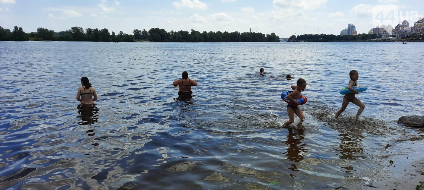 Летняя жара: киевляне уже отдыхают на пляжах, хотя там нельзя купаться, - ФОТО