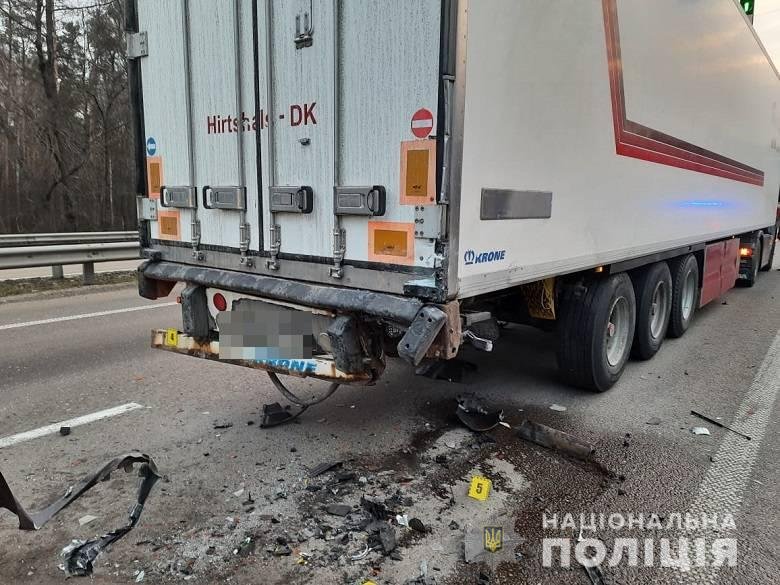 В Святошинском районе Киева в результате столкновения Volvo и Krone погиб водитель