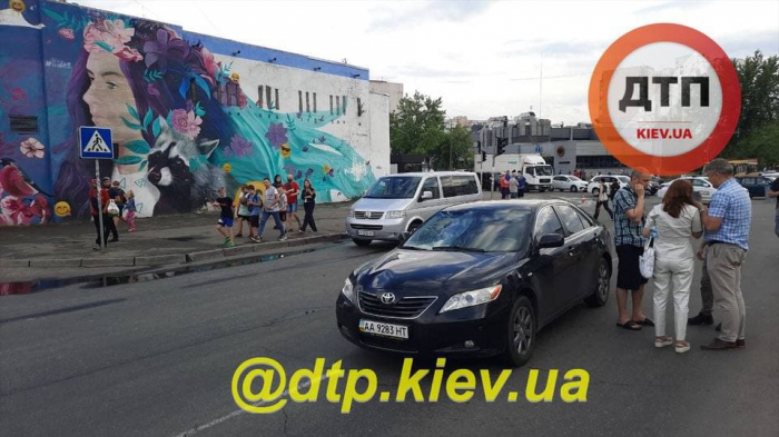 Трагическое ДТП: на Харьковском автомобиль сбил мать с ребенком фото