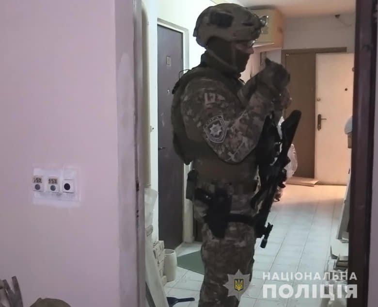 Залез через окно: в Киеве грабитель ворвался в квартиру и захватил женщину в заложники