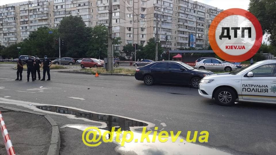 В Киеве автомобиль наехал на пешеходов. Пострадали женщина с ребёнком, - ФОТО