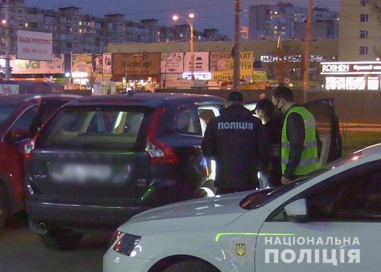 Испугал до смерти: в Киеве мужчина с оружием взял в заложники двух женщин