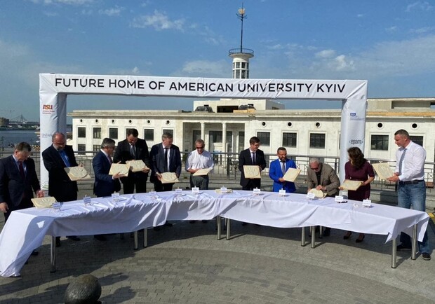 Вздании Речного вокзала откроют американский университет. Посольство США в Киеве.