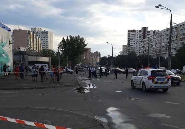 На Харьковском автомобиль сбил мать с ребенком. Фото: dtp.kiev.ua.
