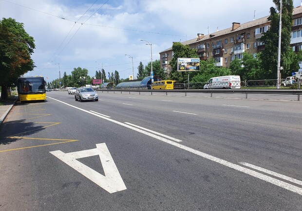 На проспекте Гагарина появилась полоса для общественного транспорта. Фото: КГГА