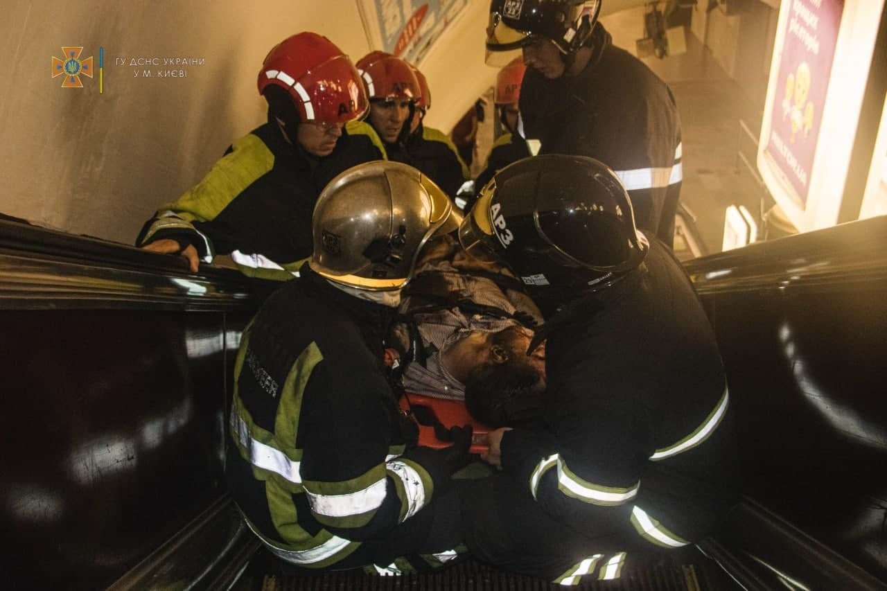 В Киесвком метро мужчина упал под поезд. На помощь пришли спасатели