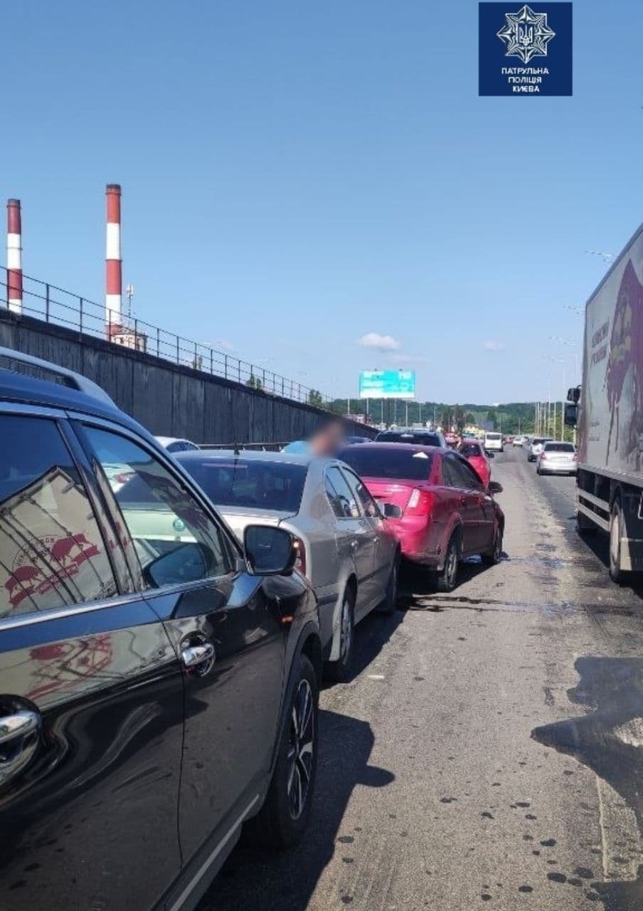 6 машин в ряд: в Киеве возле Южного моста случилось масштабное ДТП, - ВИДЕО