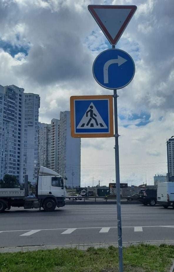 Водителям на заметку: где в Киеве установили новые дорожные знаки