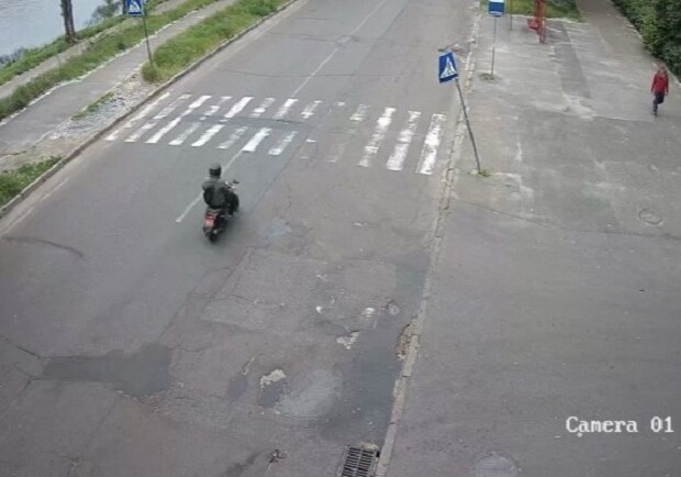 На Русановке водитель мопеда сбил пожилую женщину. Фото: Патрульная Полиция Киева.