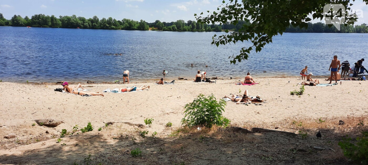 Летняя жара: киевляне уже отдыхают на пляжах, хотя там нельзя купаться, - ФОТО