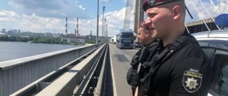 В Киеве спасли двух человек, которые хотели прыгнуть с Южного моста