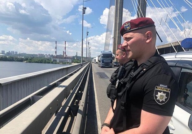 В Киеве спасли двух человек, которые хотели прыгнуть с Южного моста. Фото: Полиция Киева.