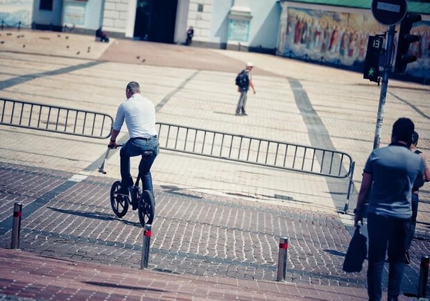 Кличко ездил по Киеву на велосипеде, его обвинили в нарушении ПДД. Фото: Ян Доброносов.