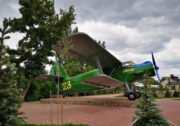 Возле КПИ установили памятник самолету АН-2. Фото: пресс-служба КПИ.