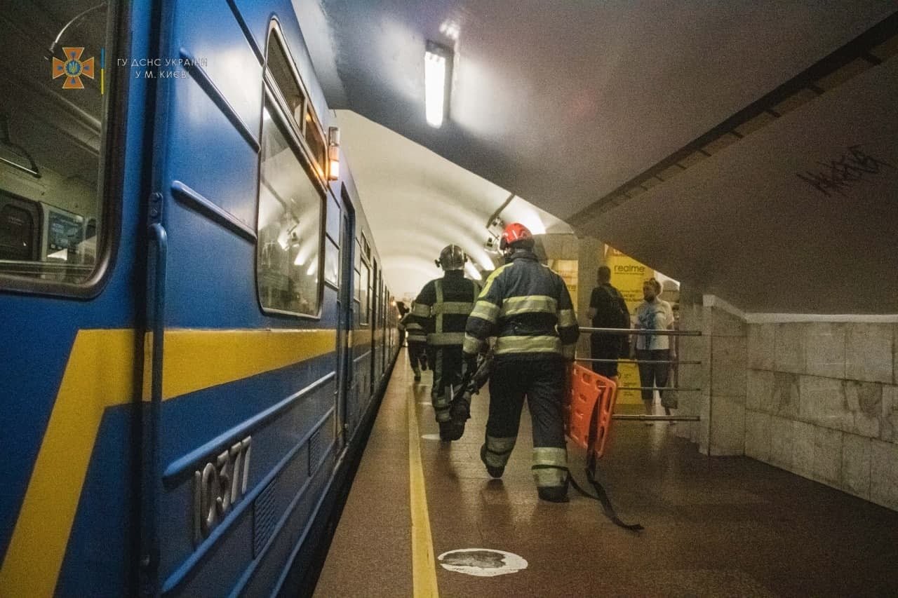 В Киесвком метро мужчина упал под поезд. На помощь пришли спасатели